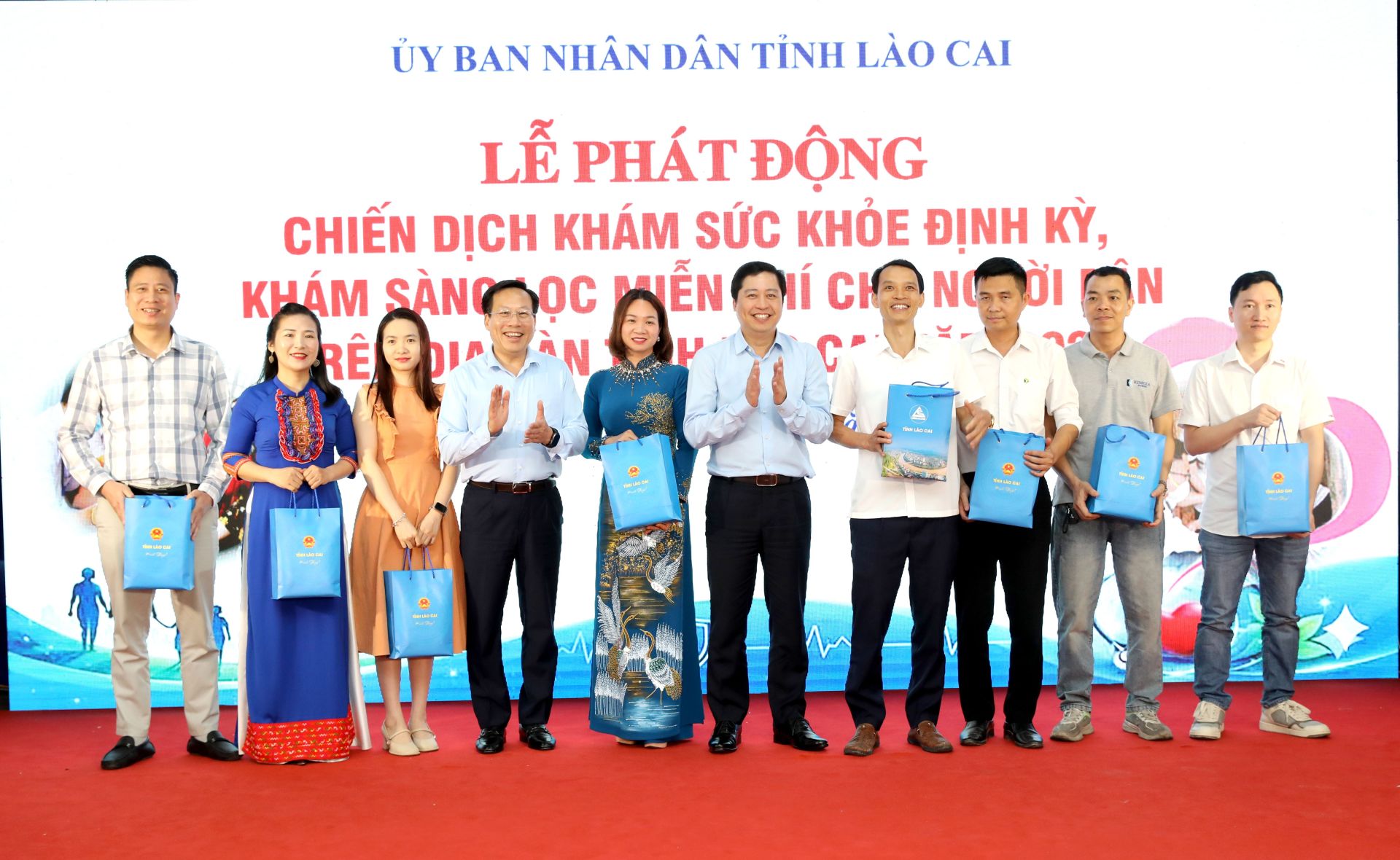 B&iacute; thư Tỉnh ủy Dương Quốc Huy v&agrave; Thứ trưởng Bộ Y tế L&ecirc; Đức Luận tặng qu&agrave; cho c&aacute;c doanh nghiệp