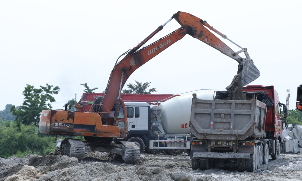Lực lượng chức năng vận chuyển chất thải rắn khỏi khu vực hồ nước trong doanh nghiệp.