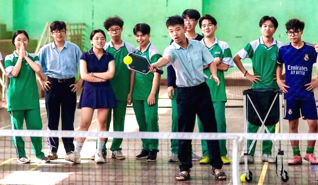 Học sinh TP Đ&agrave; Nẵng l&agrave;m quen với pickleball. Ảnh: BTC