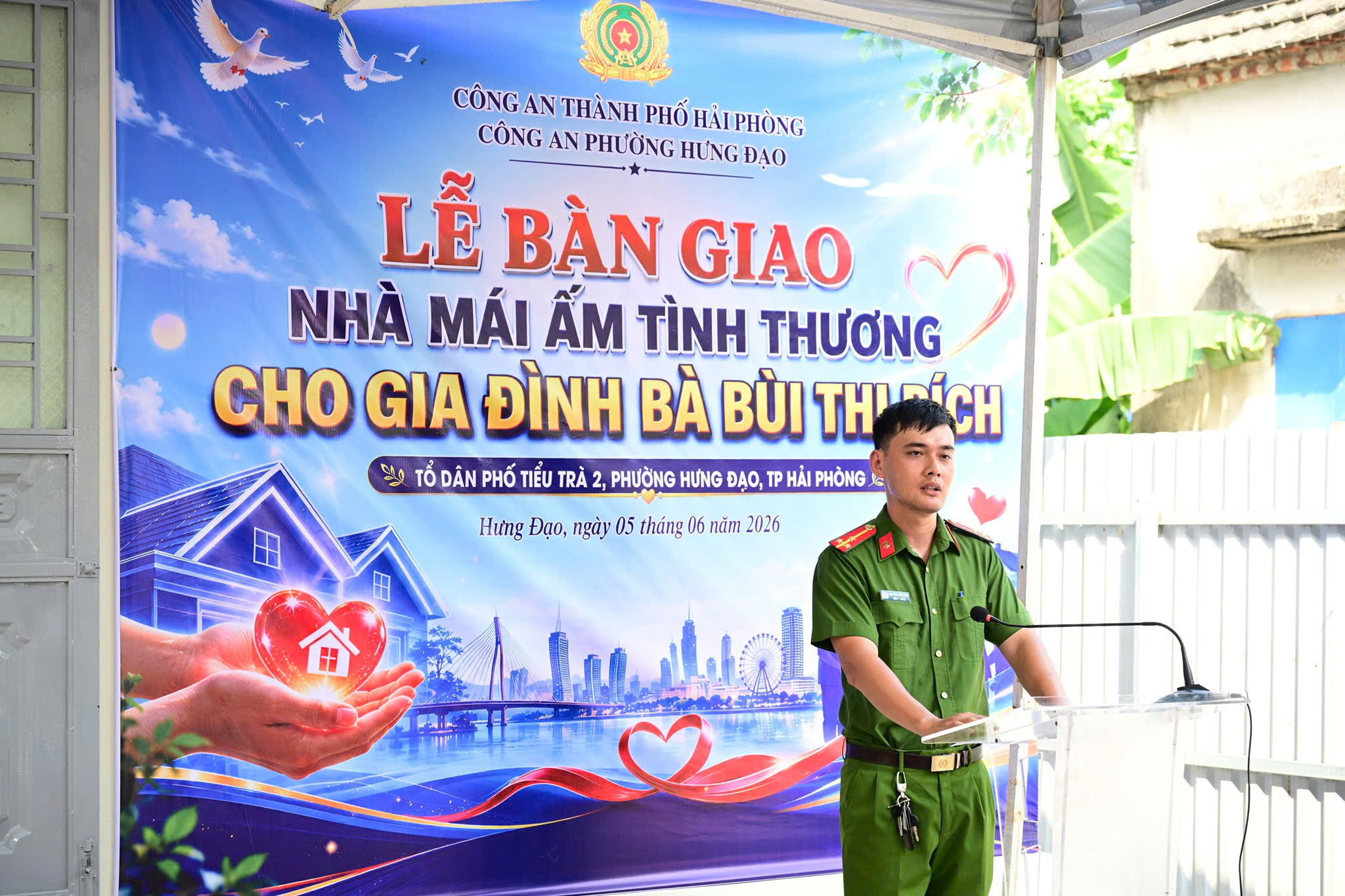 Chiến sĩ Cảnh s&aacute;t khu vực C&ocirc;ng an phường Hưng Đạo đề xuất Ban chỉ huy C&ocirc;ng an phường Hưng Đạo gi&uacute;p đỡ b&agrave; B&ugrave;i Thị B&iacute;ch.