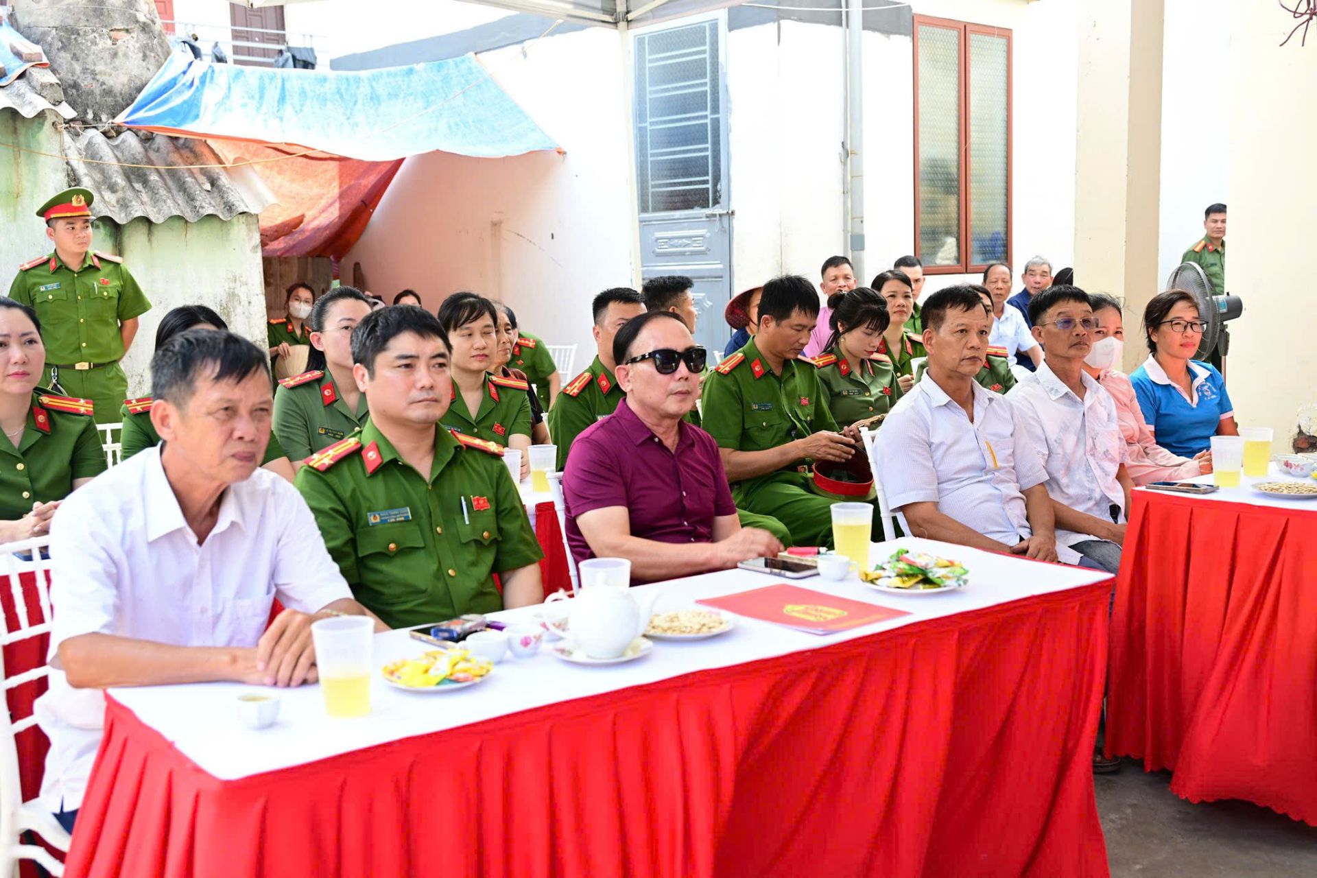 Đại biểu dự buổi lễ.