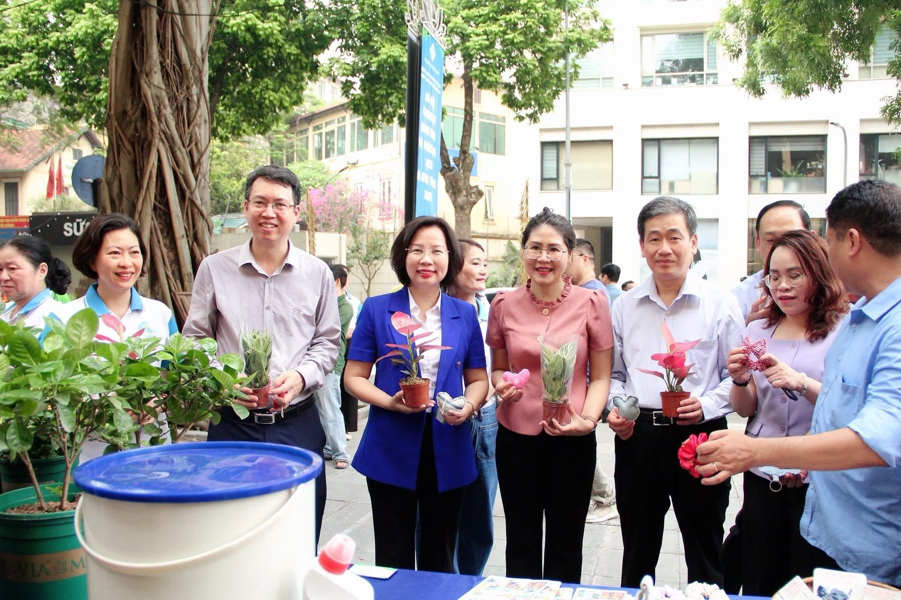 Hoạt động đổi r&aacute;c t&aacute;i chế lấy c&acirc;y xanh thu h&uacute;t sự tham gia của đ&ocirc;ng đảo người d&acirc;n Thủ đ&ocirc;.