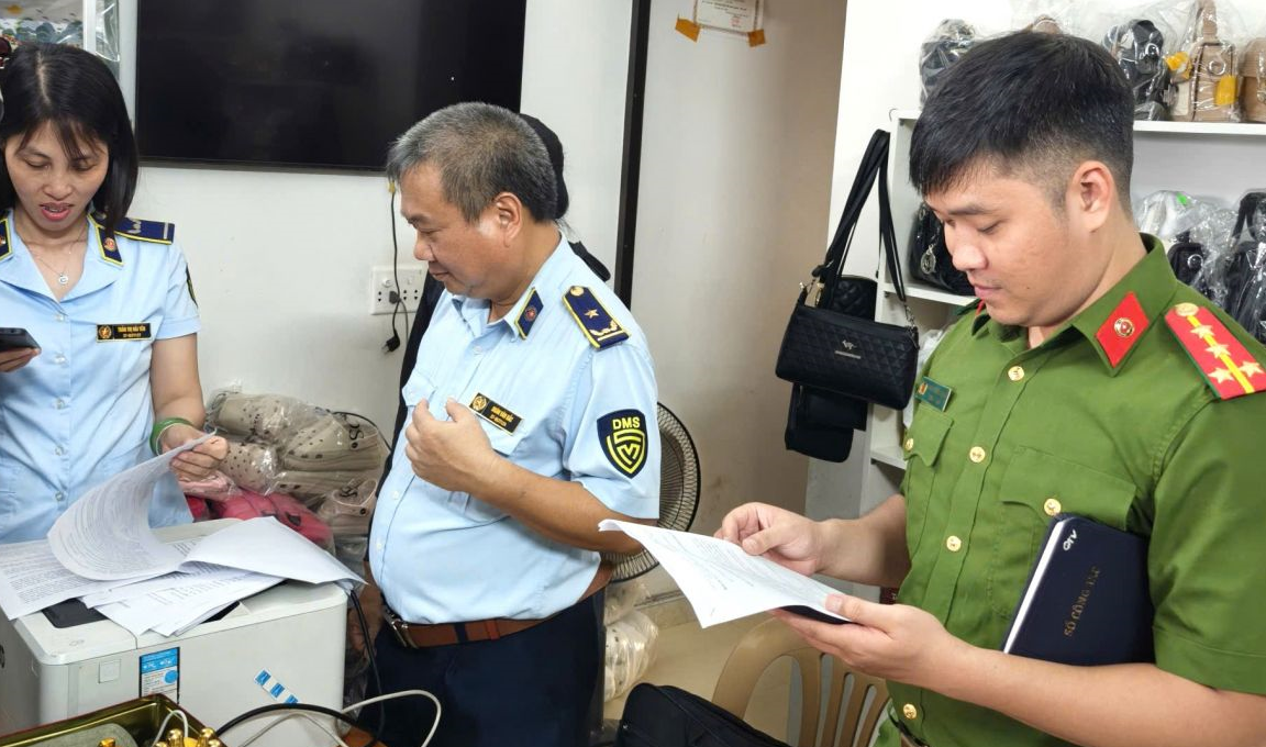 Ninh Bình: Thu giữ hàng chục đôi giày, dép nghi giả mạo nhãn hiệu tại xã Tân Minh