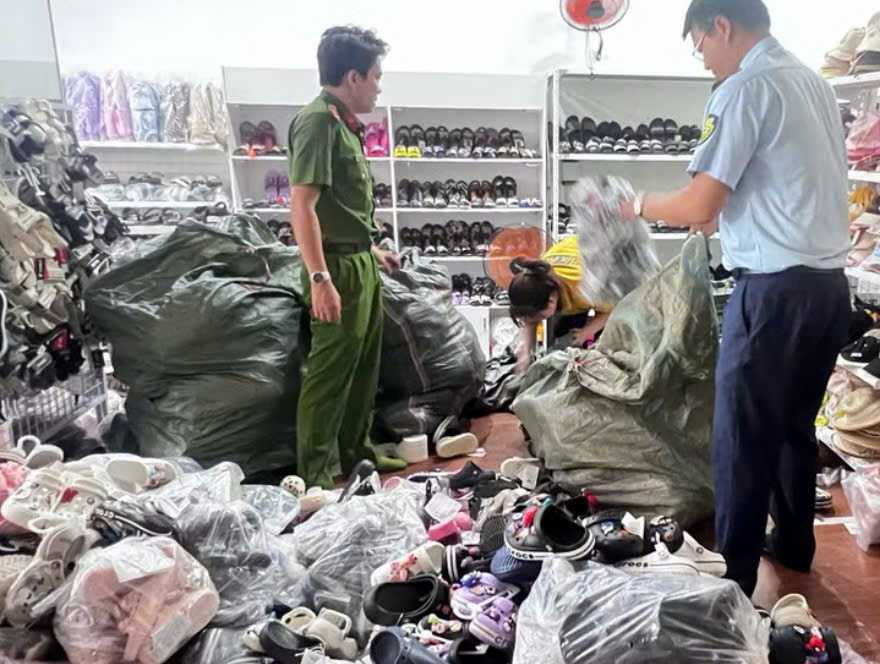 Quảng Trị: Khởi tố 2 chủ hộ kinh doanh buôn bán hàng giả các thương hiệu nổi tiếng