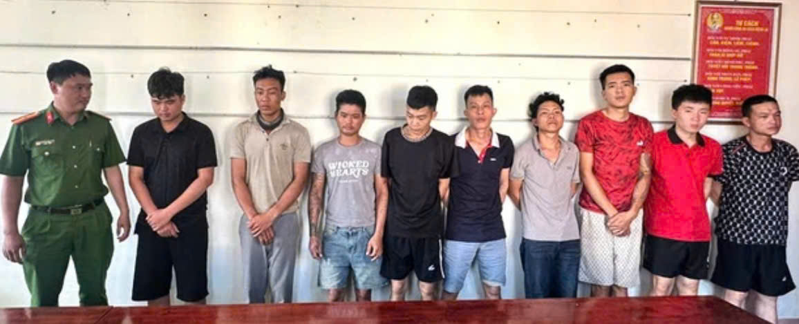 C&aacute;c đối tượng li&ecirc;n quan vụ &aacute;n ma t&uacute;y tại c&ocirc;ng trường x&acirc;y dựng. (Ảnh: C&ocirc;ng an tỉnh Ninh B&igrave;nh)