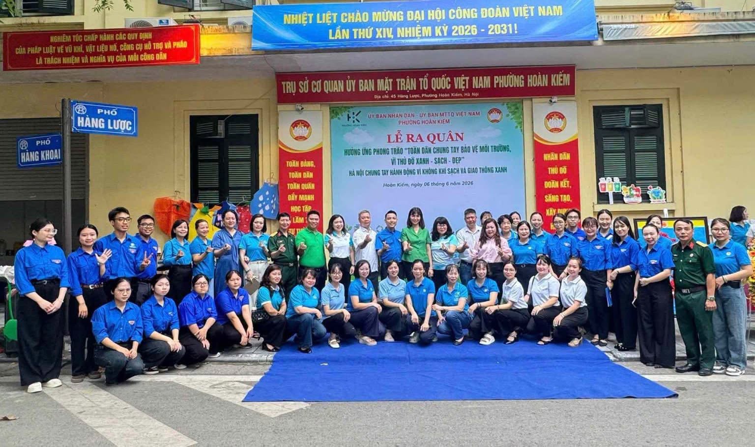Đo&agrave;n vi&ecirc;n thanh ni&ecirc;n v&agrave; người d&acirc;n phường Ho&agrave;n Kiếm tham gia lễ ra qu&acirc;n hưởng ứng c&aacute;c hoạt động bảo vệ m&ocirc;i trường tr&ecirc;n địa b&agrave;n.