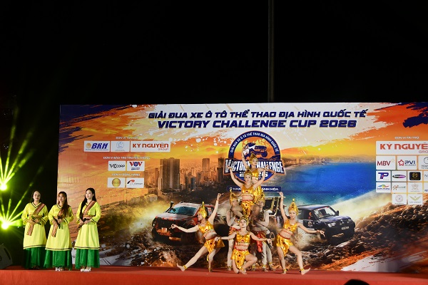 Văn nghệ ch&agrave;o mừng