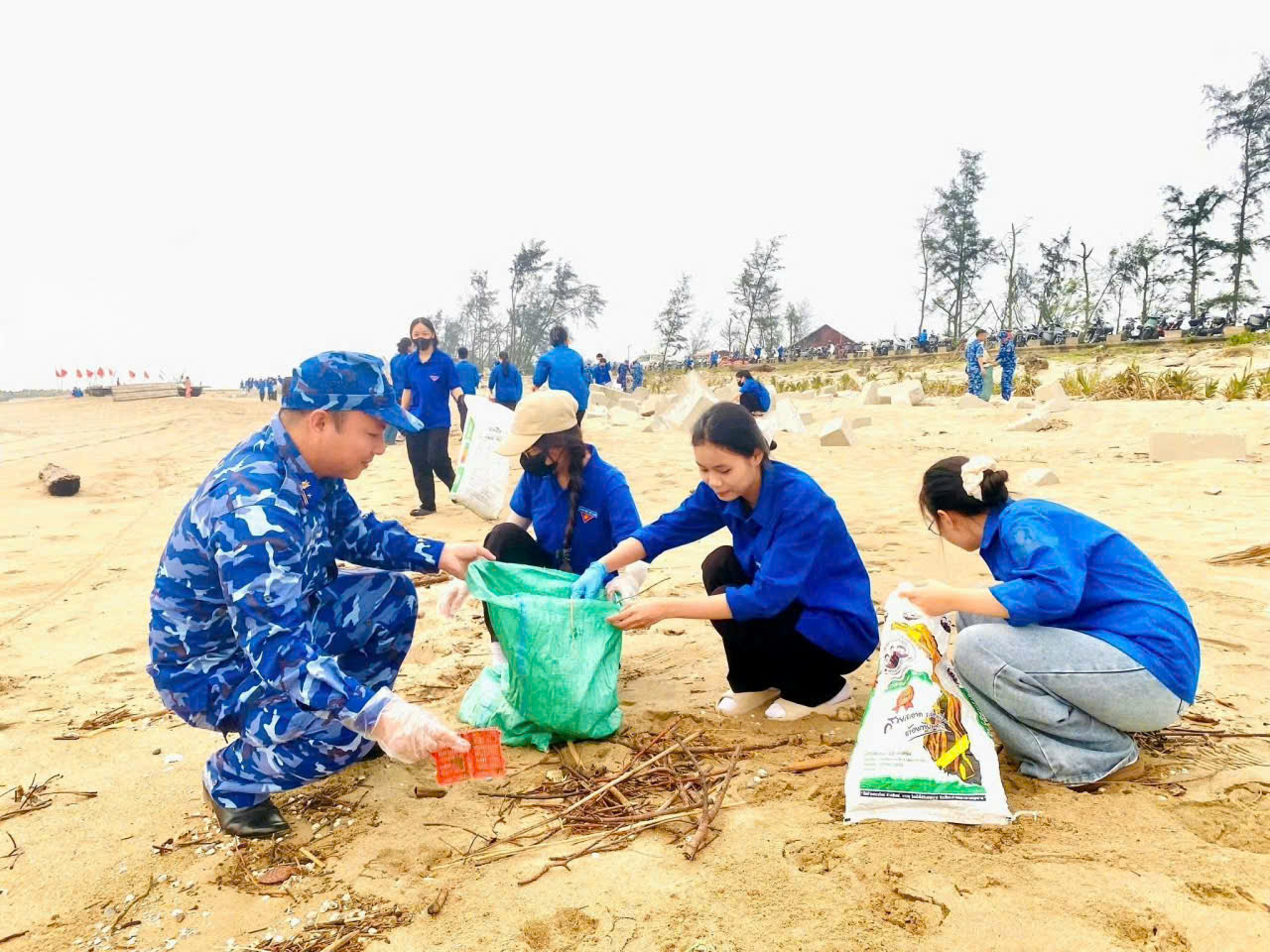 Thiếu tá Nguyễn Văn Thiệu cùng đoàn viên, thanh niên đơn vị và địa phương tham gia hoạt động bảo vệ môi trường biển, làm sạch bãi biển Thiếu tá Nguyễn Văn Thiệu cùng đoàn viên, thanh niên đơn vị và địa phương tham gia hoạt động bảo vệ môi trường biển, làm sạch bãi biển