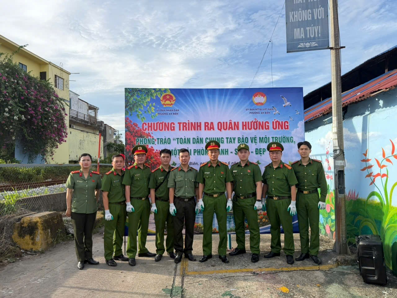 Công an phường An Biên: Ra quân làm sạch tuyến đường sắt trong "Ngày thứ 7 cùng dân"