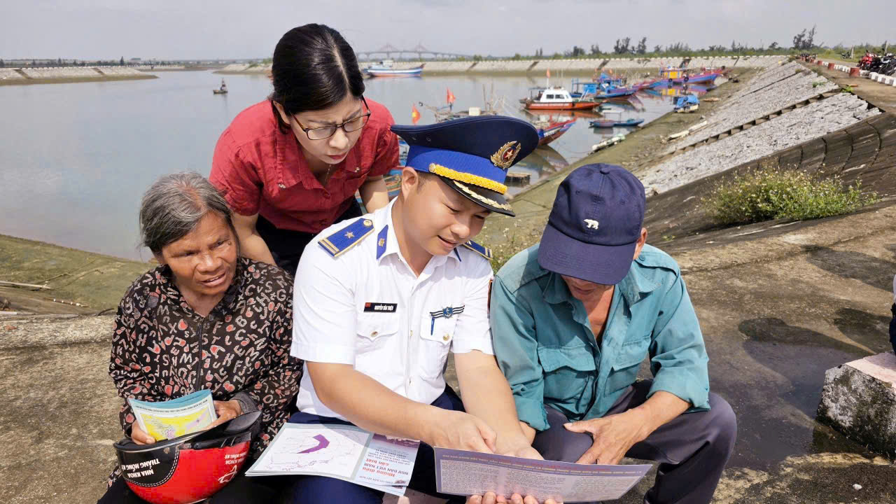 Thiếu tá Nguyễn Văn Thiệu tuyên truyền, phổ biến pháp luật cho ngư dân trong chương trình “Cảnh sát biển đồng hành với ngư dân” Thiếu tá Nguyễn Văn Thiệu tuyên truyền, phổ biến pháp luật cho ngư dân trong chương trình “Cảnh sát biển đồng hành với ngư dân”