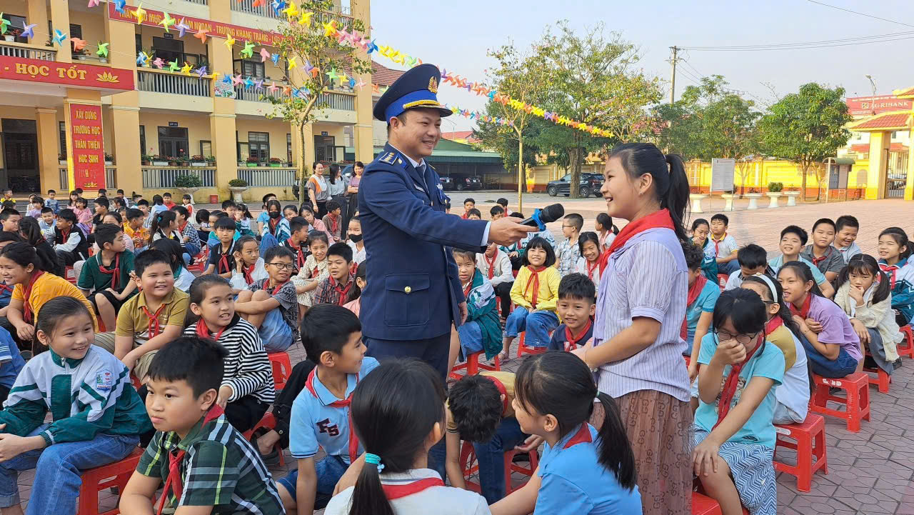 Thiếu tá Nguyễn Văn Thiệu cùng các lực lượng thăm hỏi giúp đỡ các gia đình khó khăn trên địa bàn đóng quân Thiếu tá Nguyễn Văn Thiệu cùng các lực lượng thăm hỏi giúp đỡ các gia đình khó khăn trên địa bàn đóng quân