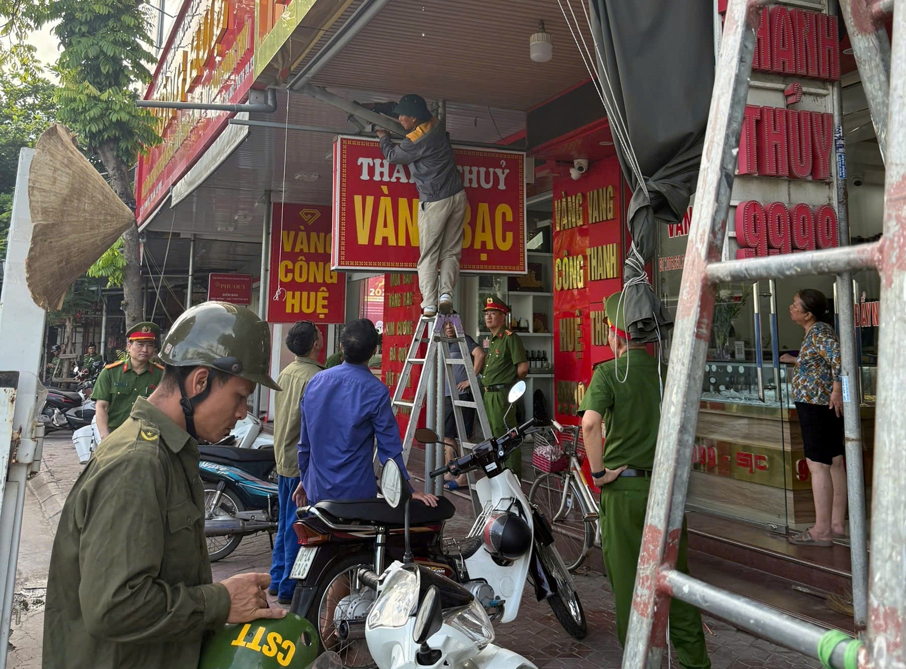 C&aacute;c lực lượng tham gia giải tỏa c&aacute;c trường hợp lấn chiếm h&agrave;nh lang an to&agrave;n giao th&ocirc;ng.