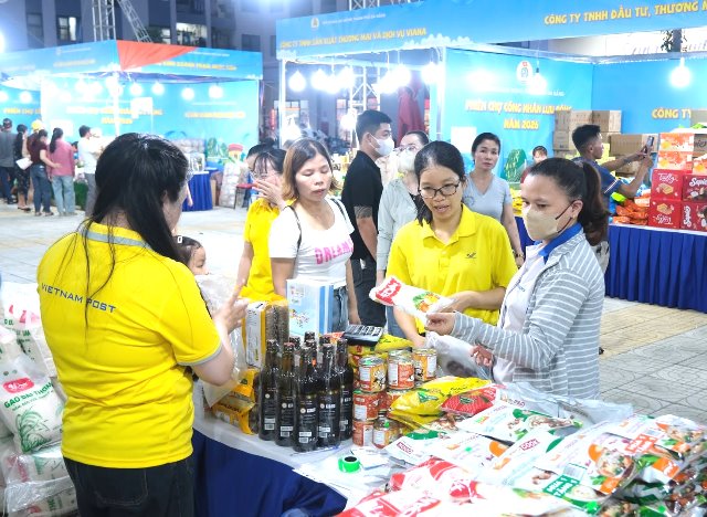 Đ&ocirc;ng đảo c&ocirc;ng nh&acirc;n, người lao động đến mua sắm tại phi&ecirc;n chợ C&ocirc;ng nh&acirc;n lưu động năm 2026.