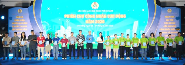 C&ocirc;ng đo&agrave;n trao 20 suất qu&agrave; cho c&aacute;c đo&agrave;n vi&ecirc;n c&oacute; ho&agrave;n cảnh đặc biệt kh&oacute; khăn.