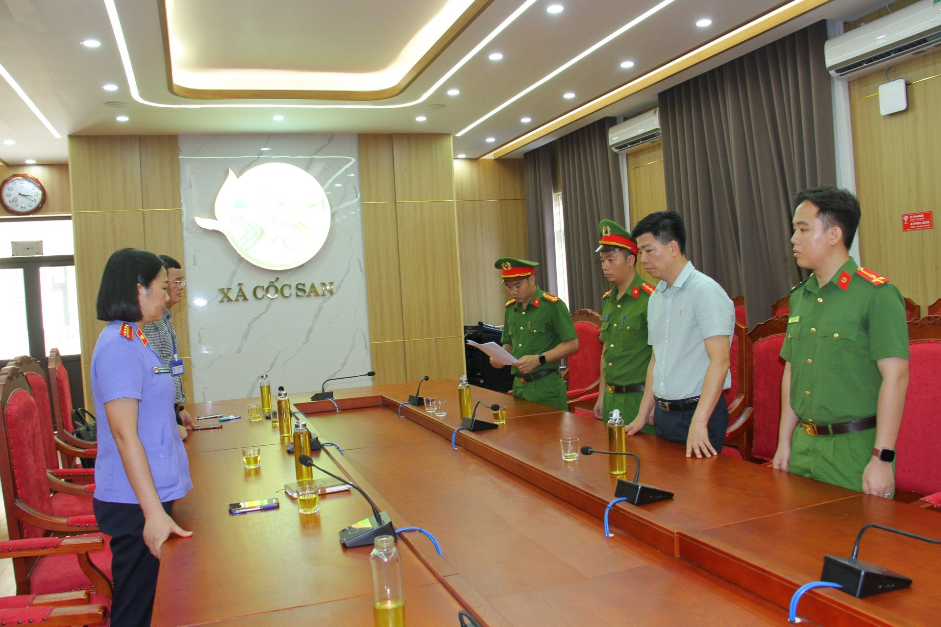 Lào Cai: Bắt tạm giam Phó Chủ tịch UBND xã Cốc San liên quan vụ lan can đá bờ sông Hồng gãy đổ sau bão Yagi