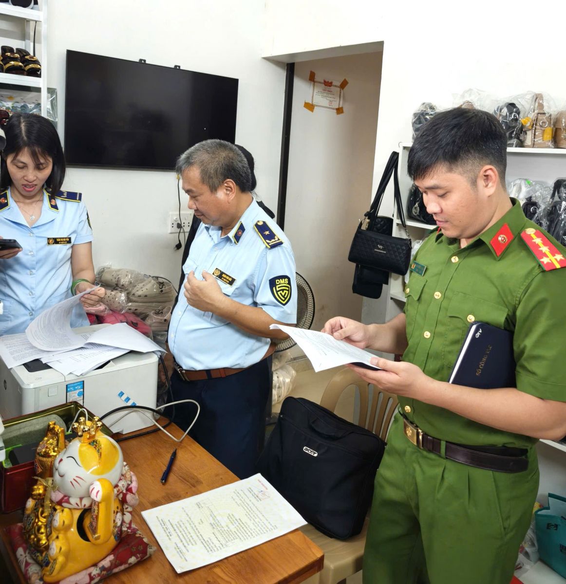 Lực lượng chức năng kiểm tra h&agrave;ng h&oacute;a tại cơ sở kinh doanh