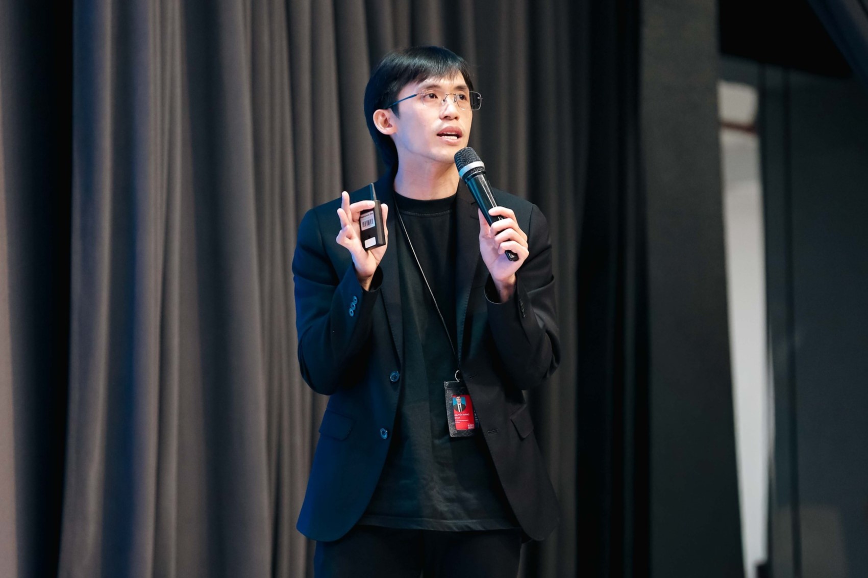 TS. Nguyễn Đăng Khoa chia sẻ về hướng tiếp cận nghi&ecirc;n cứu li&ecirc;n ng&agrave;nh, kết nối c&aacute;c lĩnh vực m&ocirc;i trường, n&ocirc;ng nghiệp v&agrave; khoa học vật liệu... để giải quyết c&aacute;c vấn đề quản l&yacute; t&agrave;i nguy&ecirc;n nước. Ảnh: BTC