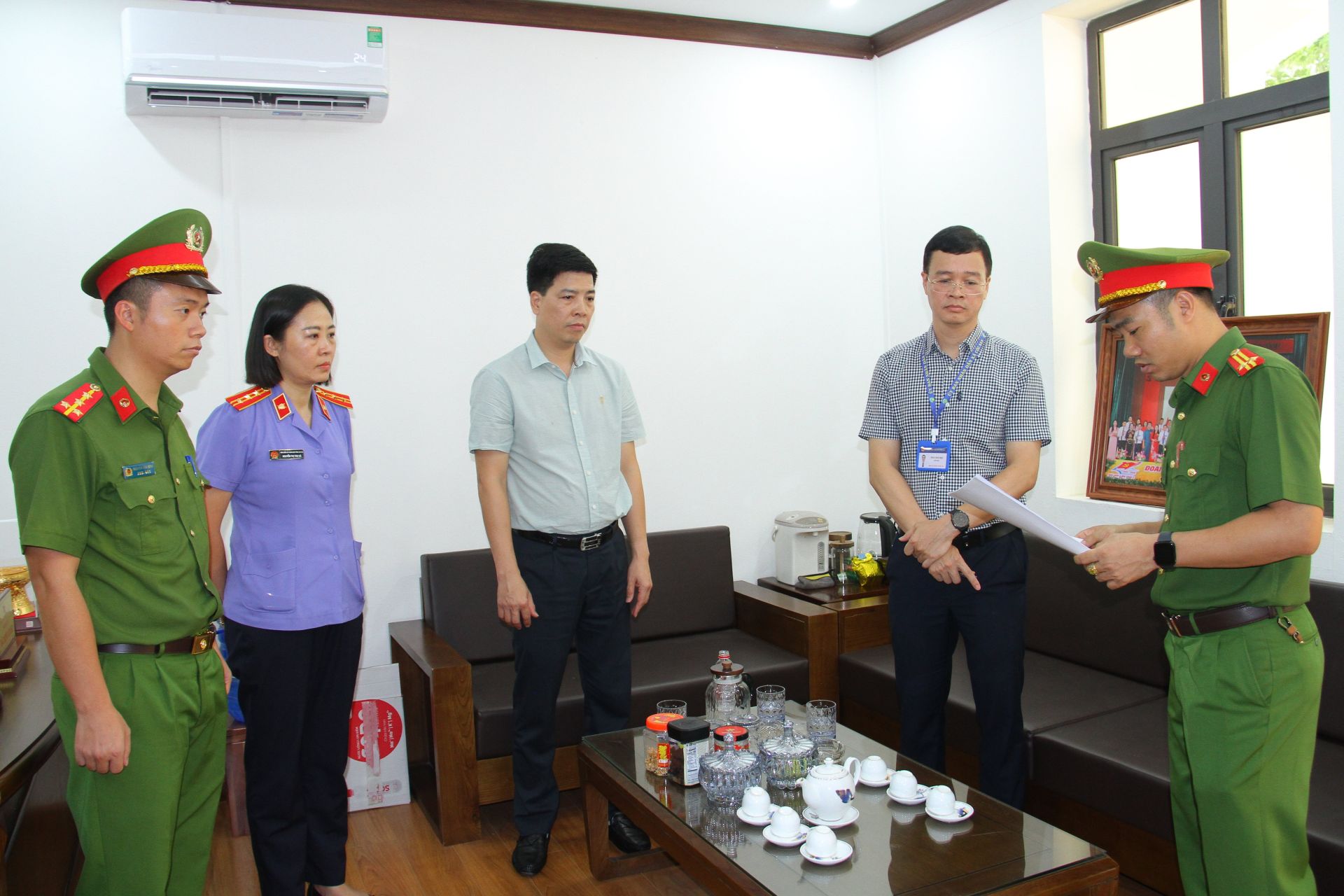 Thi h&agrave;nh lệnh bắt bị can để tạm giam đối với Đ&agrave;o Minh Kh&aacute;nh (Ảnh: C&ocirc;ng an tỉnh L&agrave;o Cai)