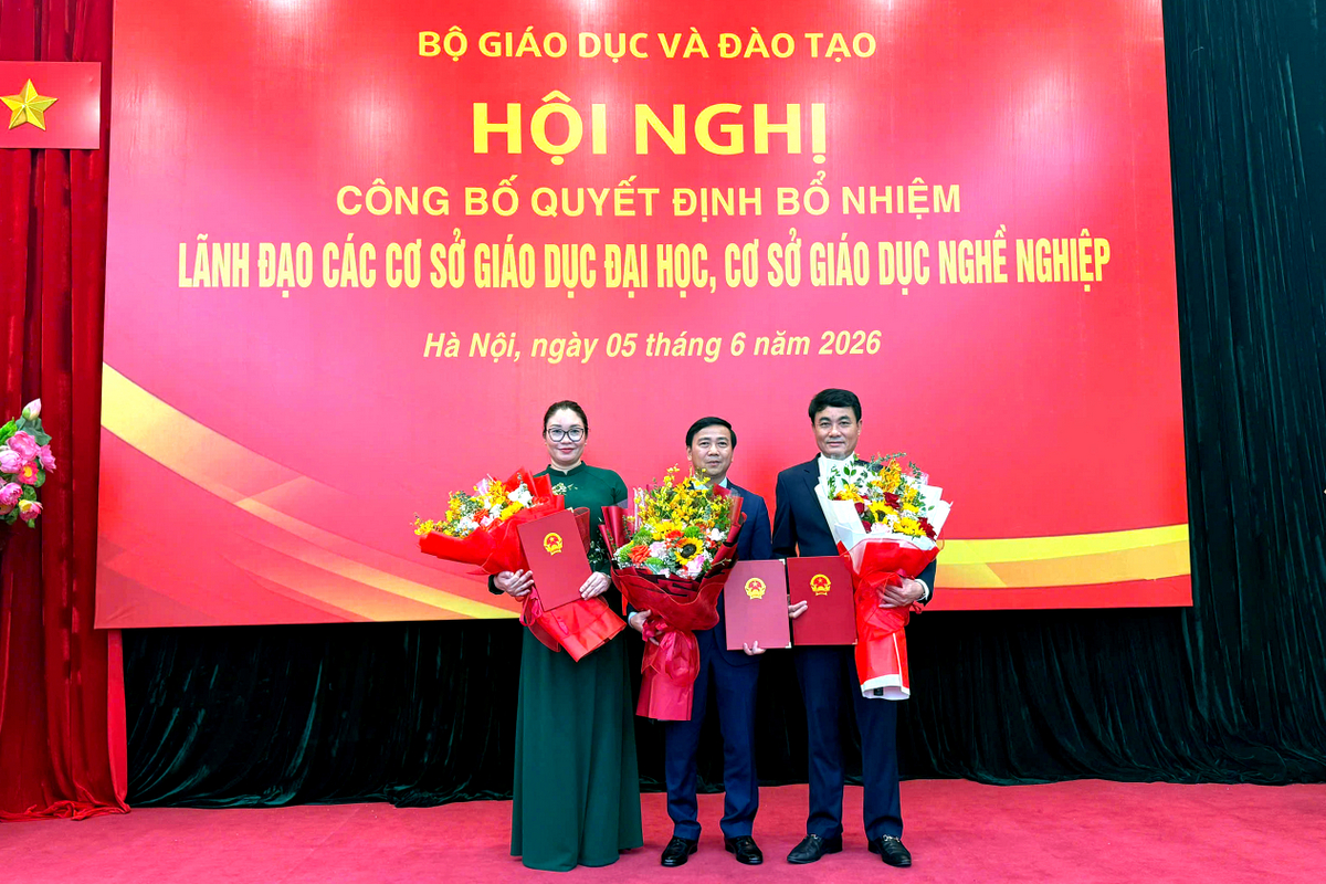Tiến sĩ Nguyễn Ngọc Hiền, PGS.TS. Trần B&aacute; Tiến v&agrave; PGS.TS. Nguyễn Thị Thu C&uacute;c chụp ảnh lưu niệm. Ảnh: NTCC