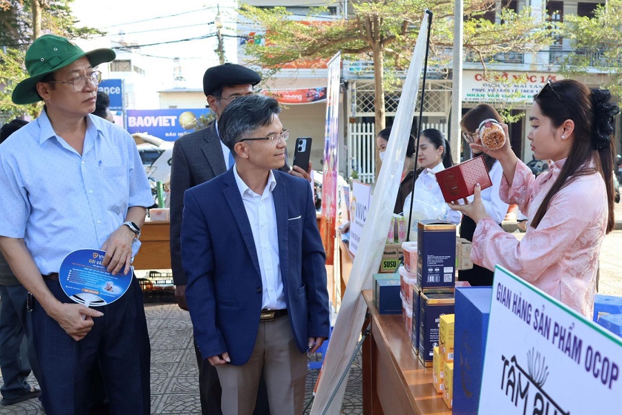 C&aacute;c gian h&agrave;ng sản phẩm OCOP của x&atilde; Đức Trọng được trưng b&agrave;y tại Phi&ecirc;n chợ Xu&acirc;n do UBND x&atilde; tổ chức.