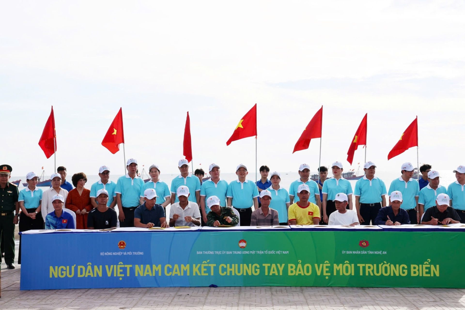 Các ngư dân tiêu biểu ký cam kết bảo vệ môi trường Các ngư dân tiêu biểu ký cam kết bảo vệ môi trường