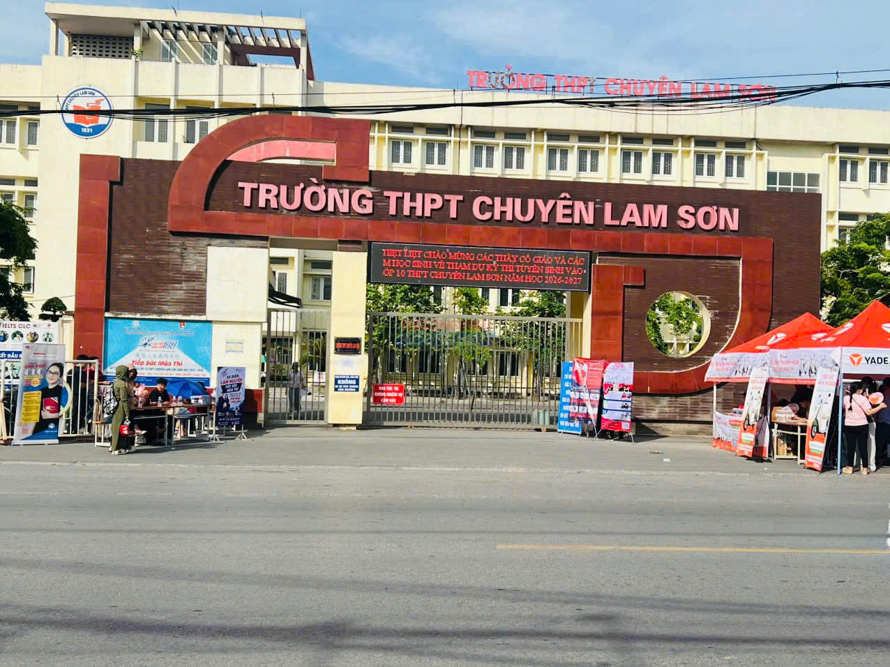 Các thí sinh dự thi tuyển sinh vào lớp 10 THPT Chuyên Lam Sơn hoàn thành bài thi môn chuyên