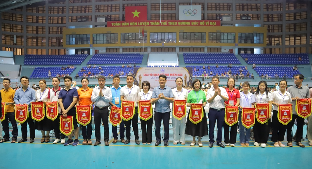 Ban tổ chức tặng Cờ lưu niệm cho c&aacute;c đo&agrave;n dự giải.