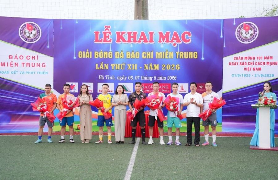 C&aacute;c đồng ch&iacute; Nguyễn Trọng Hiếu - Ủy vi&ecirc;n BTV, Gi&aacute;m đốc Sở T&agrave;i ch&iacute;nh; Nguyễn Thị Nguyệt - Ph&oacute; Chủ tịch UBND tỉnh; Trần Thị Phương Hoa &ndash; Ph&oacute; Gi&aacute;m đốc B&aacute;o v&agrave; ph&aacute;t thanh, truyền h&igrave;nh H&agrave; Tĩnh, Chủ tịch Hội Nh&agrave; b&aacute;o tỉnh tặng hoa cho c&aacute;c đội dự giải.