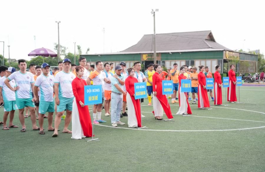 Giải năm nay thu h&uacute;t 6 đội b&oacute;ng tham gia