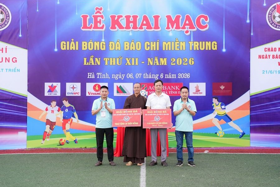 Tại buổi lễ, ban tổ chức đ&atilde; trao tặng 30 triệu đồng để hỗ trợ cho Ch&ugrave;a Vĩnh