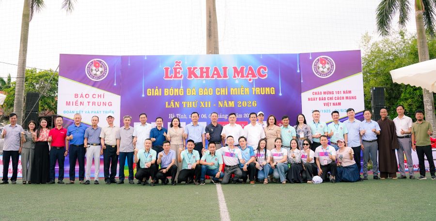 L&atilde;nh đạo tỉnh H&agrave; Tĩnh chụp ảnh lưu niệm với Ban tổ chức giải
