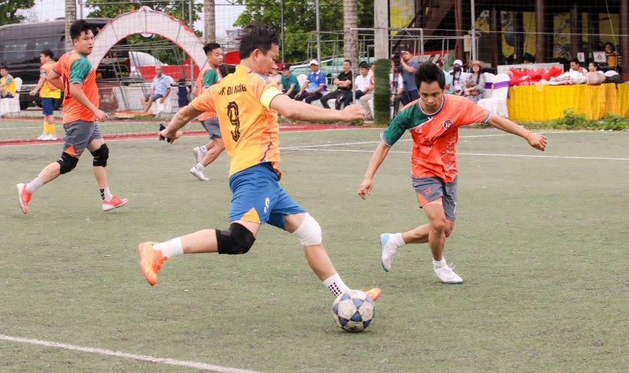 Sau lễ khai mạc diễn ra 2 trận đấu v&ograve;ng bảng với những pha b&oacute;ng kịch t&iacute;nh, hấp dẫn