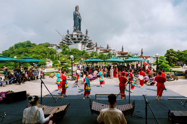 Nhiều hoạt động hoạt náo sôi động sẽ diễn ra trong dịp lễ hội nghệ nhân tạo hình hoa quả Nhiều hoạt động hoạt náo sôi động sẽ diễn ra trong dịp lễ hội nghệ nhân tạo hình hoa quả