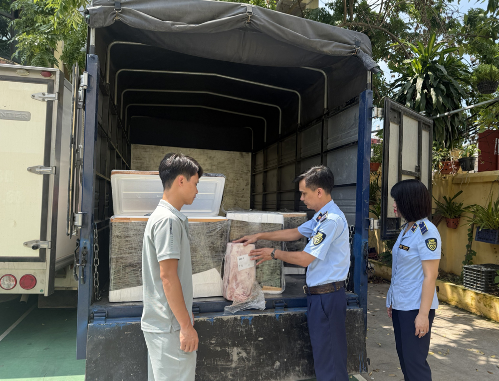Bắc Ninh: Phát hiện, tiêu hủy 840 kg thịt bò đông lạnh không rõ nguồn gốc