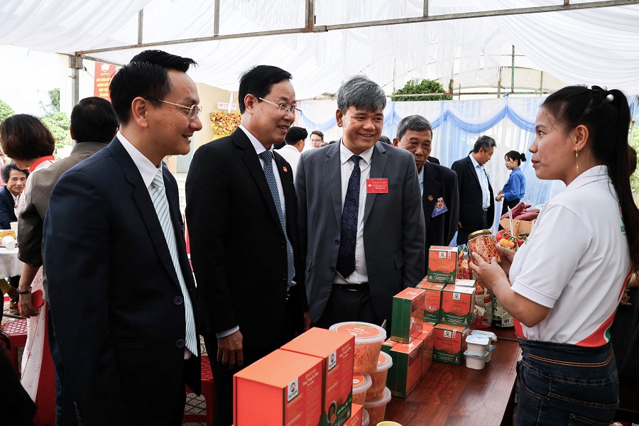 Tại c&aacute;c địa phương, chương tr&igrave;nh OCOP đ&atilde; lan tỏa v&agrave; mang lại hiệu quả r&otilde; rệt. (Trong ảnh: L&atilde;nh đạo tỉnh, x&atilde; tham quan c&aacute;c gian h&agrave;ng OCOP được trưng b&agrave;y b&ecirc;n lề Đại hội MTTQ Việt Nam x&atilde; Hiệp Thạnh lần thứ I). Ảnh: Thy Vũ