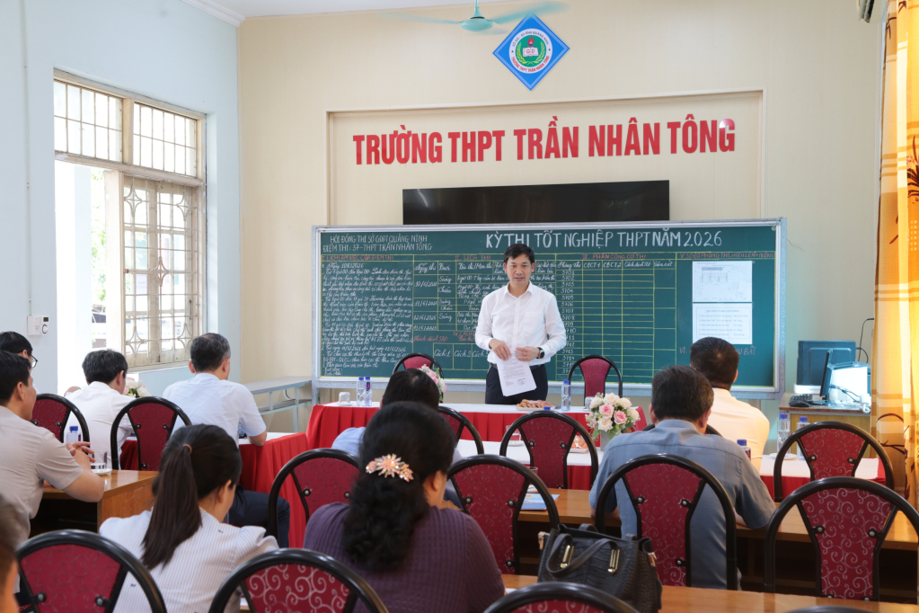 Ông Nguyễn Văn Công, Phó Chủ tịch UBND tỉnh Quảng Ninh chỉ đạo công tác chuẩn bị cho kỳ thi tại điểm thi Trường THPT Trần Nhân Tông Ông Nguyễn Văn Công, Phó Chủ tịch UBND tỉnh Quảng Ninh chỉ đạo công tác chuẩn bị cho kỳ thi tại điểm thi Trường THPT Trần Nhân Tông
