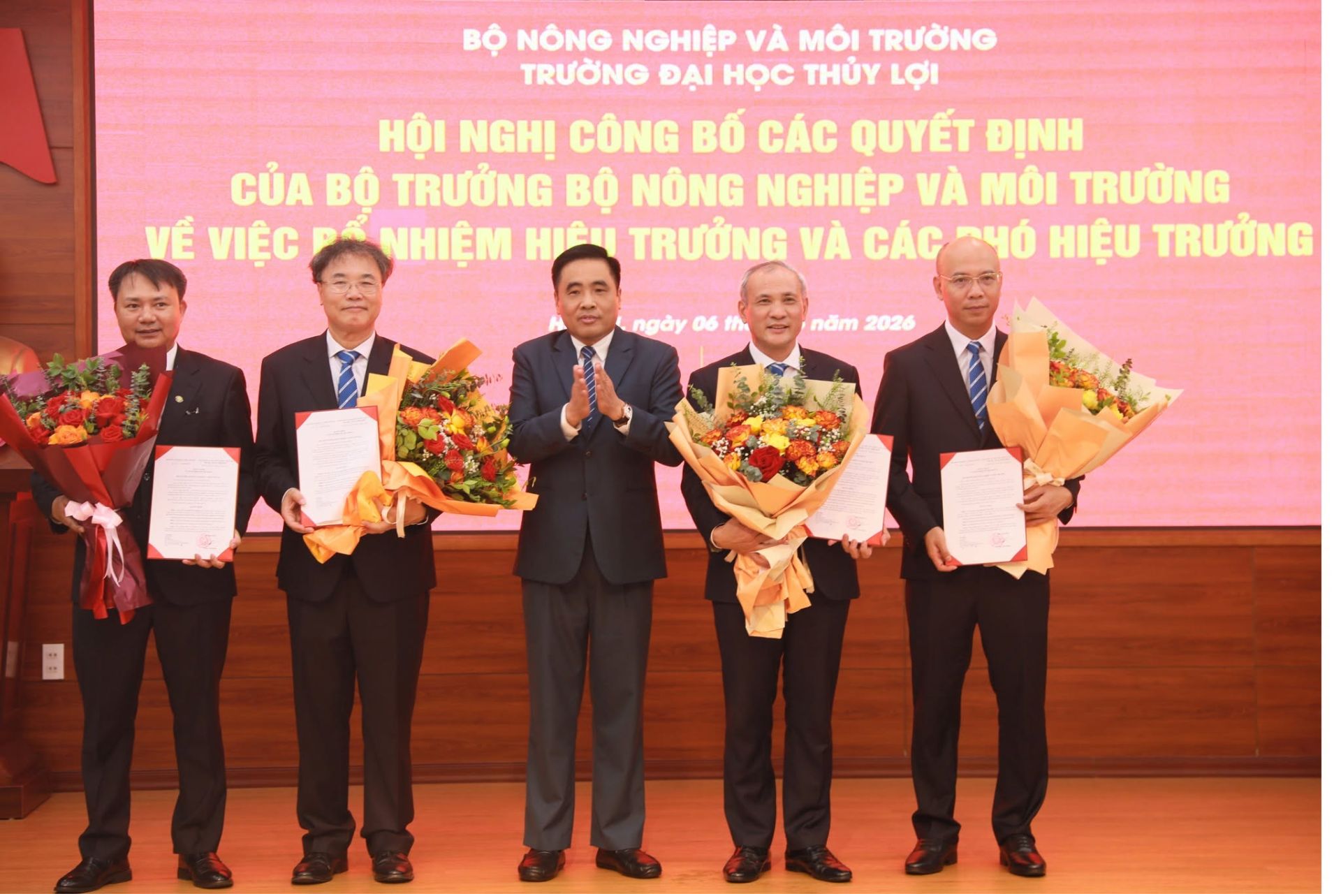 Thứ trưởng Nguyễn Quốc Trị trao quyết định cho Ban gi&aacute;m hiệu nh&agrave; trường. Ảnh: TLU