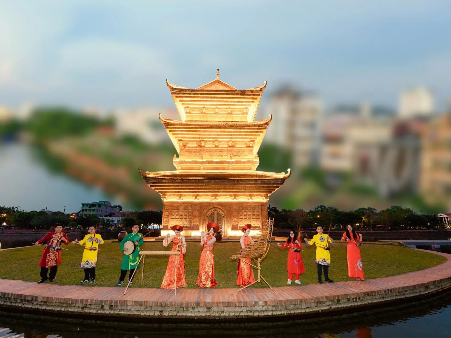 Phố cổ Hoa Lư tổ chức c&aacute;c hoạt động văn ho&aacute;, văn nghệ, giải tr&iacute; thu h&uacute;t đ&ocirc;ng đảo du kh&aacute;ch v&agrave;o buổi tối.