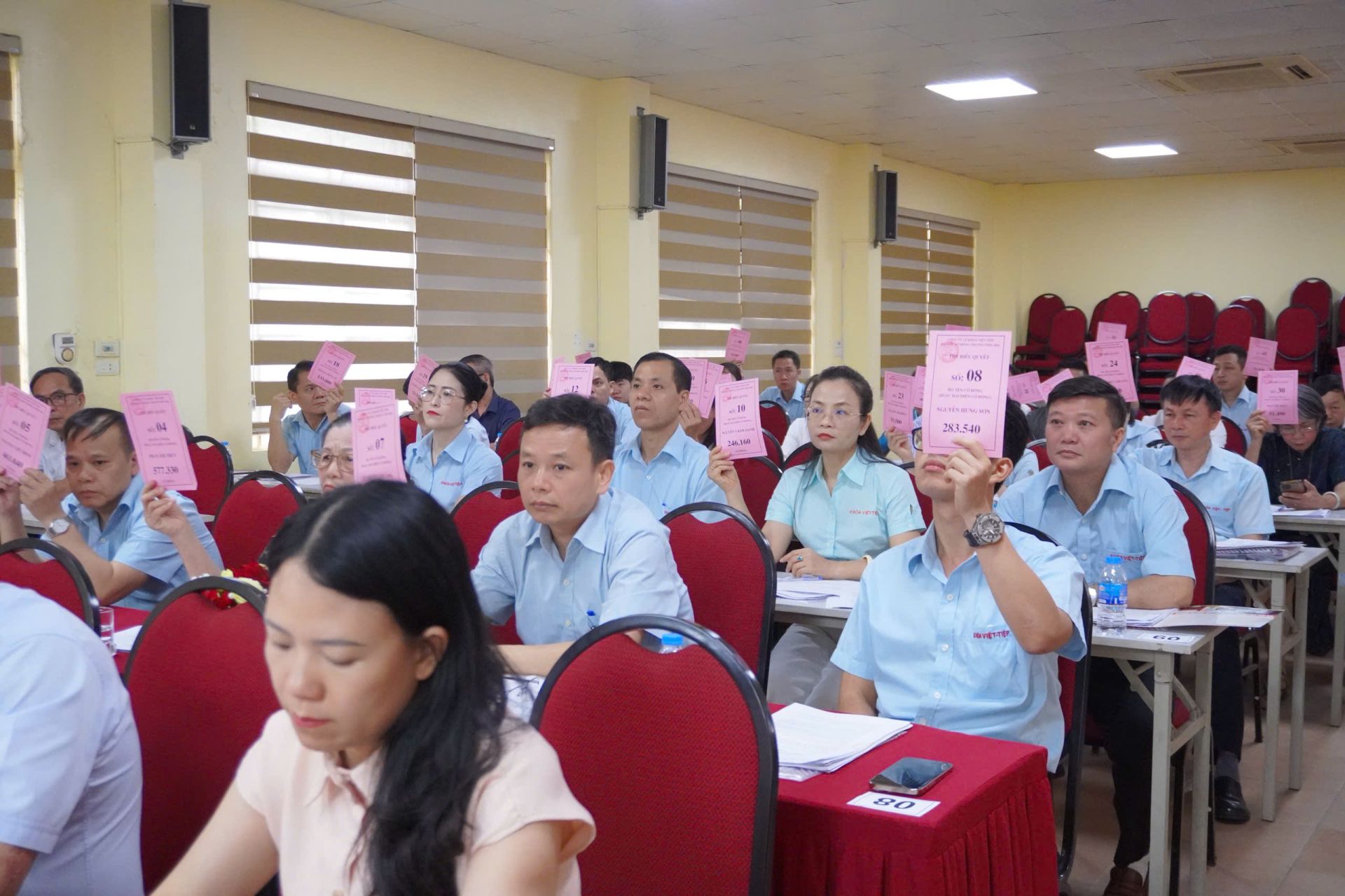Biểu quyết th&ocirc;ng qua c&aacute;c nội dung tại Đại hội