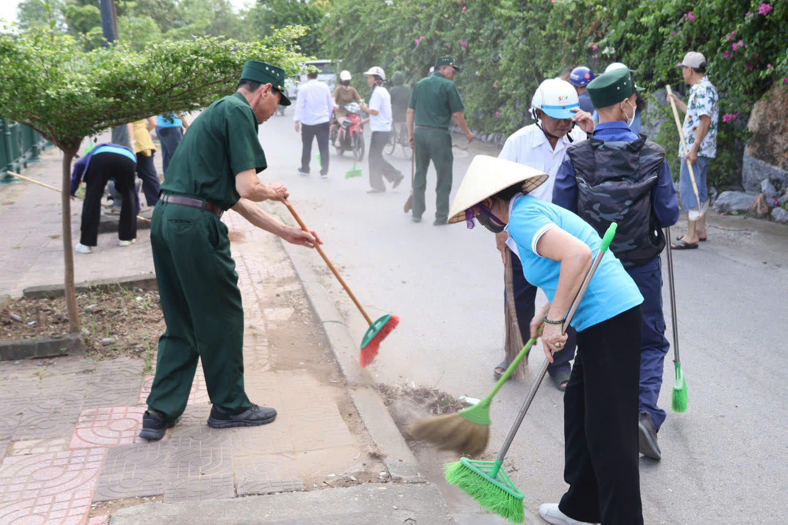 Ngay sau tiếng trống ph&aacute;t động, bầu kh&ocirc;ng kh&iacute; nhiệt huyết đ&atilde; nhanh ch&oacute;ng lan tỏa khắp c&aacute;c ng&otilde; ng&aacute;ch, tuyến phố của phường Đ&ocirc;ng Hải.