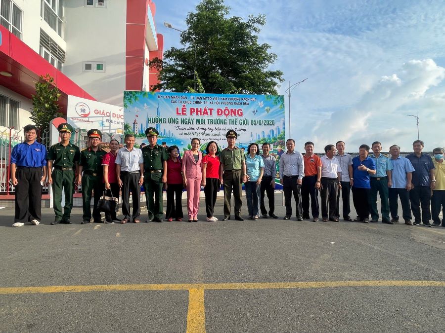 Các đại biểu chụp hình lưu niệm tại Lễ phát động “Tháng hành động vì môi trường”. Các đại biểu chụp hình lưu niệm tại Lễ phát động “Tháng hành động vì môi trường”.