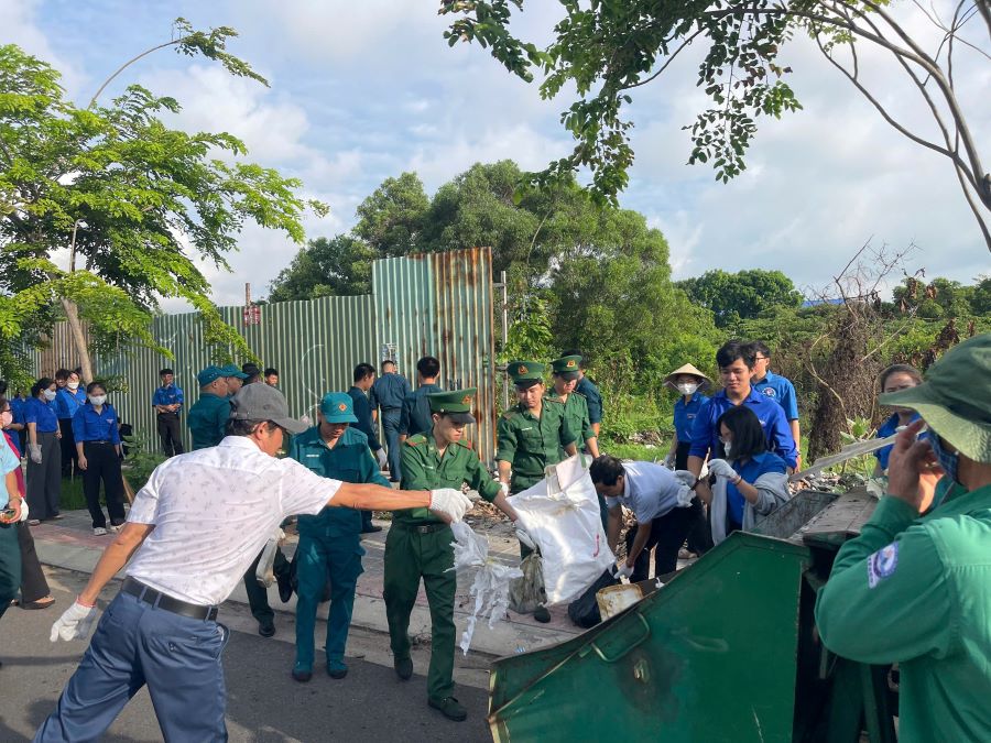 Các đơn vị tập kết rác thải đưa đi xử lý đảm bảo an toàn. Các đơn vị tập kết rác thải đưa đi xử lý đảm bảo an toàn.