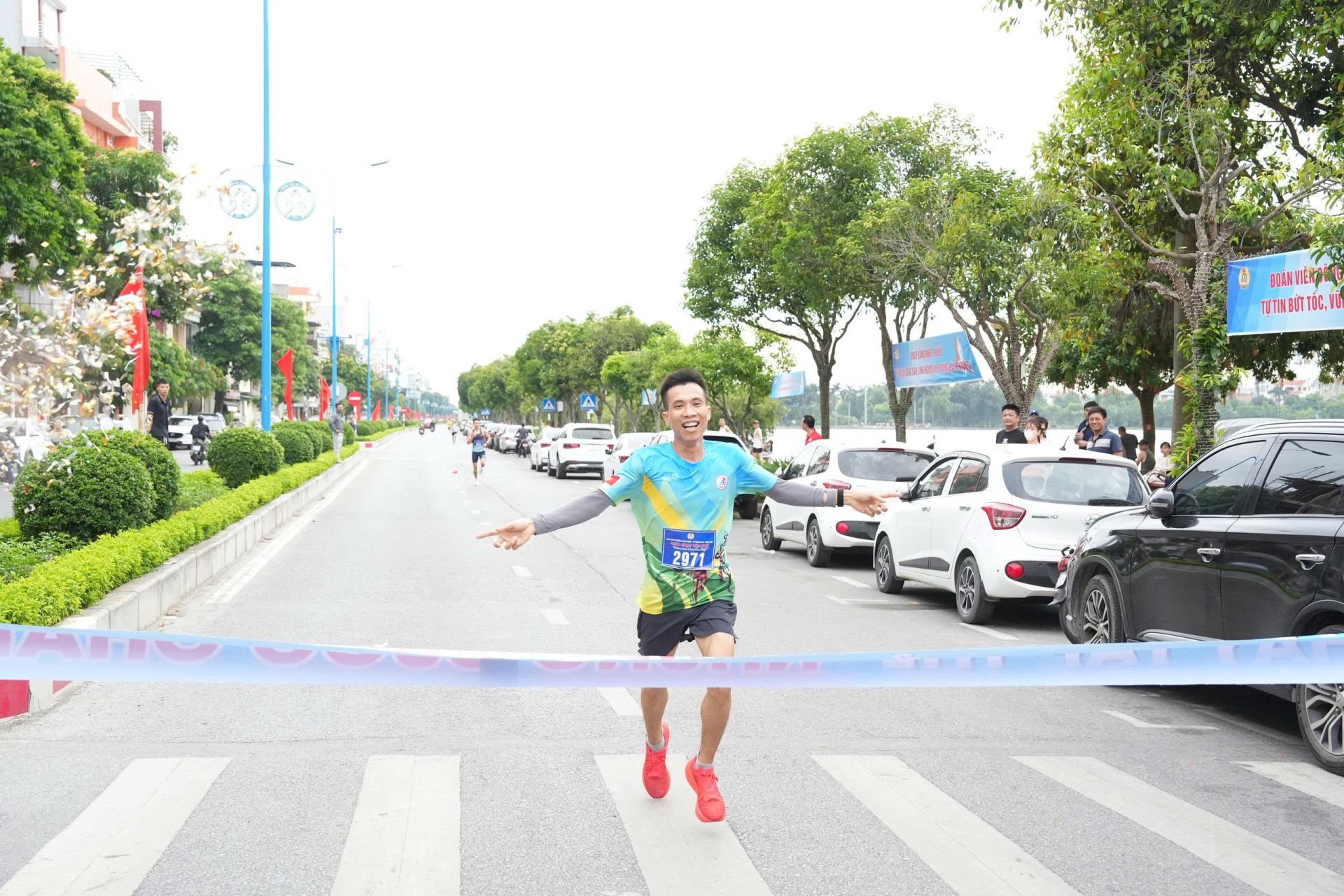 Vận động viên đầu tiên cán đích. Vận động viên đầu tiên cán đích.