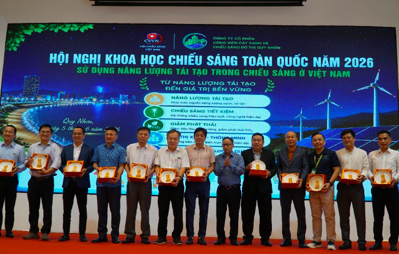 Chủ tịch Hội CSVN trao tặng Qùa KNC cho các nhà tài trợ. Chủ tịch Hội CSVN trao tặng Qùa KNC cho các nhà tài trợ.