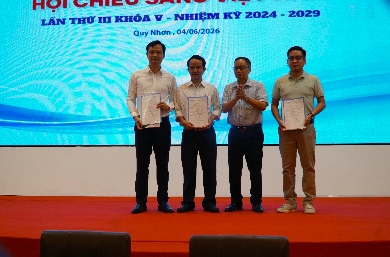 PGS.TS Nguyễn Hồng Tiến, Chủ tịch Hội CSVN Trao Quyết định kết nạp Hội viên tập thể cho các đơn vị là đại diện chính quyền đô thị cơ sở của P.Mường Lay, P. Đắc Cấm, P. Kon Tum PGS.TS Nguyễn Hồng Tiến, Chủ tịch Hội CSVN Trao Quyết định kết nạp Hội viên tập thể cho các đơn vị là đại diện chính quyền đô thị cơ sở của P.Mường Lay, P. Đắc Cấm, P. Kon Tum