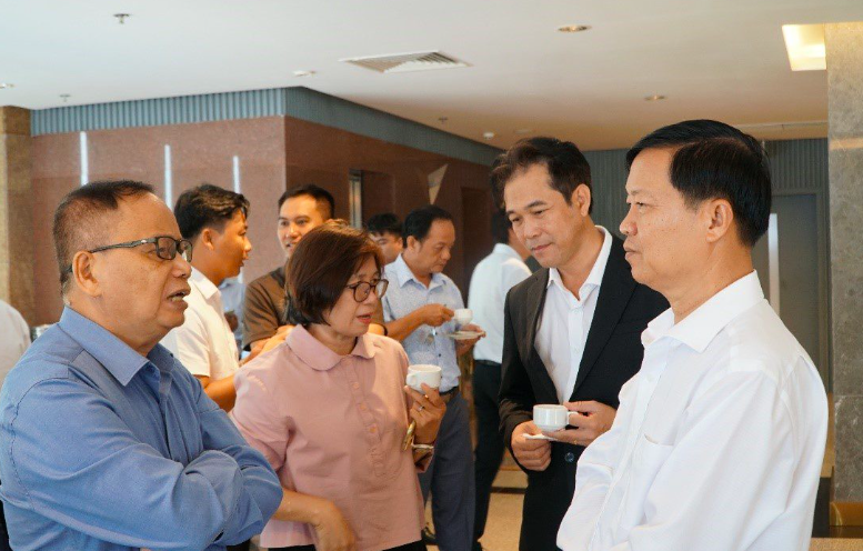 PGS.TS Nguyễn Hồng Tiến CTH CSVN trao đổi với đại biểu bên lề Hội nghị PGS.TS Nguyễn Hồng Tiến CTH CSVN trao đổi với đại biểu bên lề Hội nghị