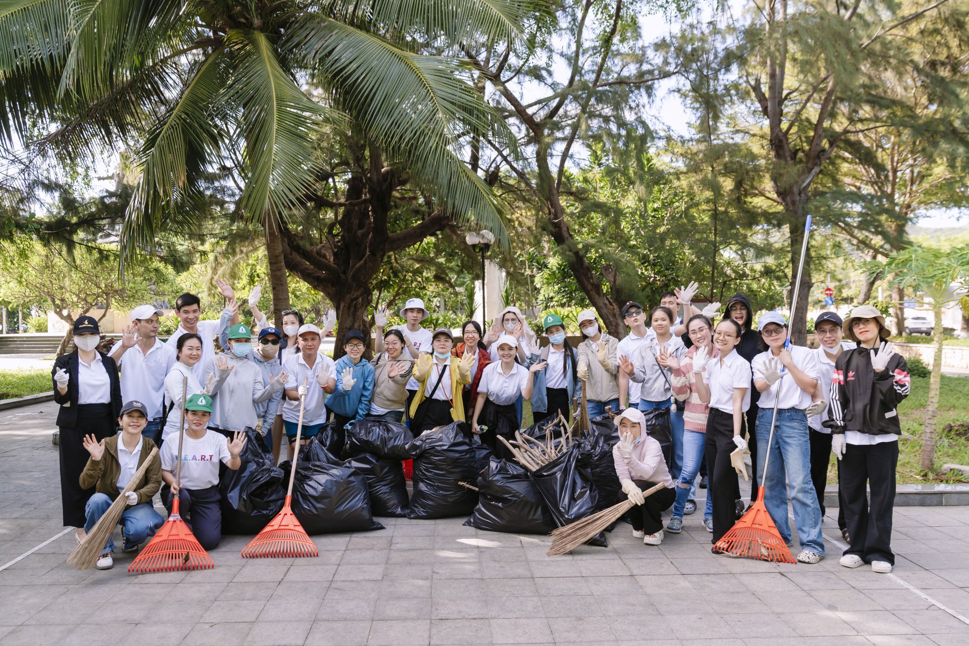 Hoạt động kh&ocirc;ng chỉ g&oacute;p phần bảo vệ cảnh quan ven biển m&agrave; c&ograve;n chung tay x&acirc;y dựng h&igrave;nh ảnh điểm đến du lịch Nha Trang xanh, văn minh v&agrave; th&acirc;n thiện, đồng thời lan tỏa &yacute; thức bảo vệ m&ocirc;i trường tới người d&acirc;n v&agrave; du kh&aacute;ch.
