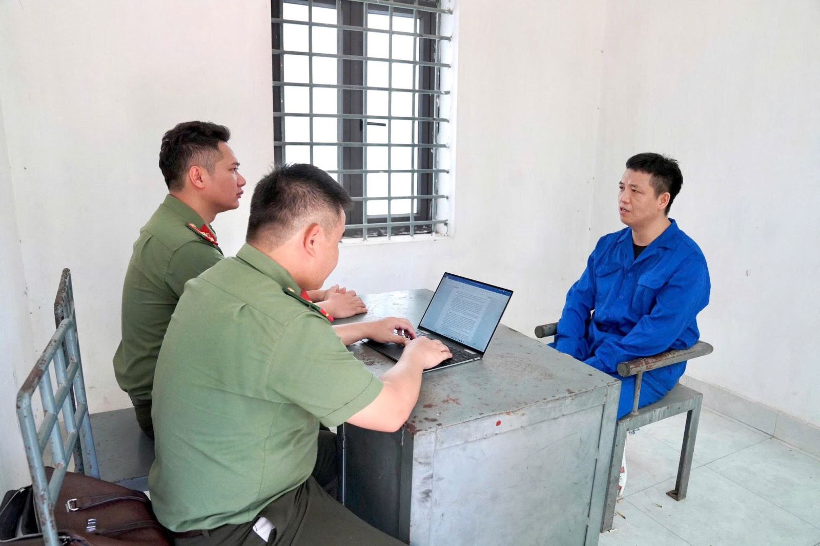 Cơ quan Công an làm việc với đối tượng Yang Yifeng Cơ quan Công an làm việc với đối tượng Yang Yifeng