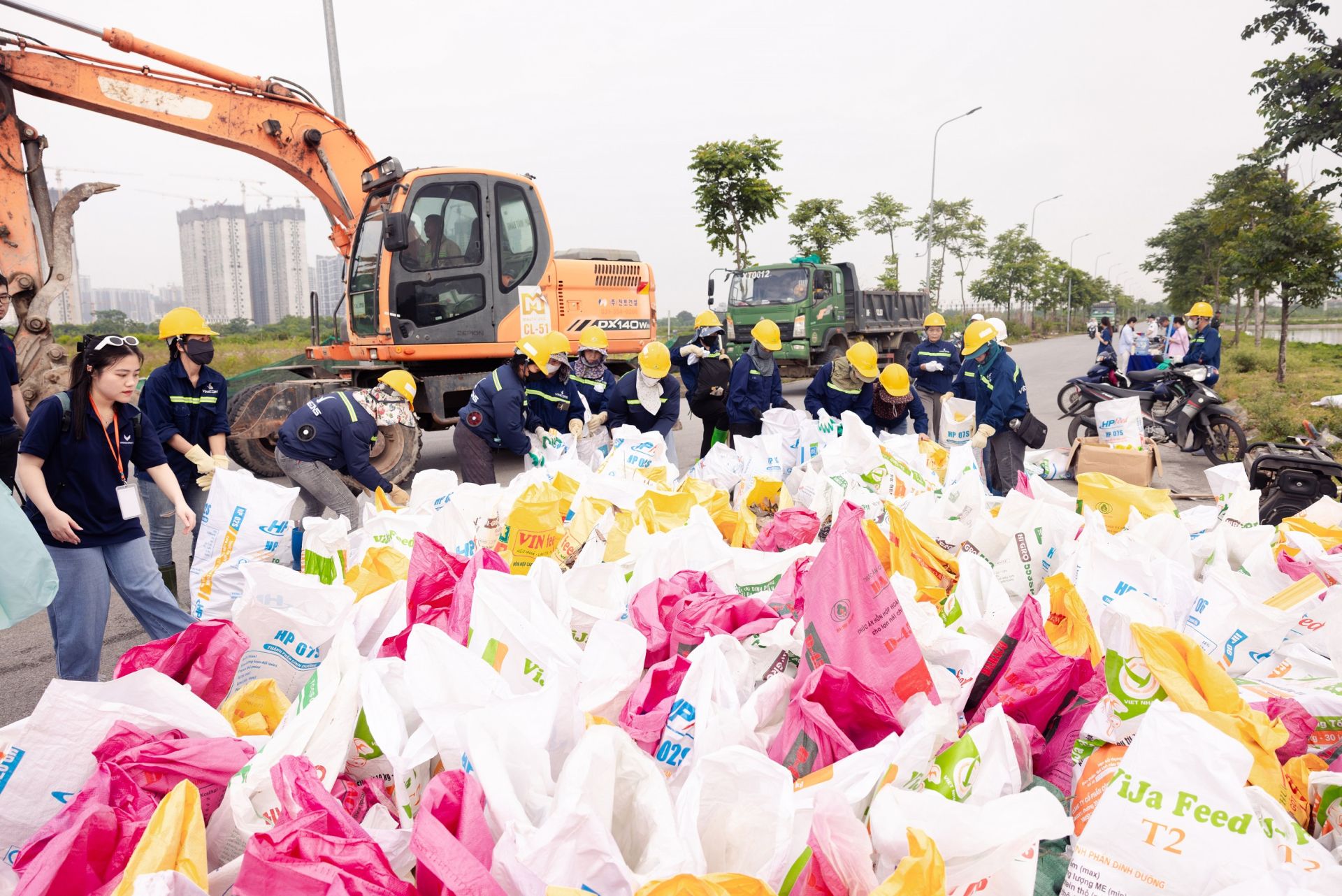 Tại khu vực Hồ Sen, x&atilde; Gia L&acirc;m, H&agrave; Nội, 675 c&aacute;n bộ nh&acirc;n vi&ecirc;n v&agrave; t&igrave;nh nguyện vi&ecirc;n đ&atilde; c&ugrave;ng chung tay l&agrave;m sạch m&ocirc;i trường, g&oacute;p phần cải thiện cảnh quan v&agrave; chất lượng kh&ocirc;ng gian sống tại khu vực cửa ng&otilde; ph&iacute;a Đ&ocirc;ng Thủ đ&ocirc;. Sau hai giờ triển khai, c&aacute;c lực lượng đ&atilde; thu gom 18,7 tấn r&aacute;c thải, bao gồm r&aacute;c x&acirc;y dựng v&agrave; r&aacute;c sinh hoạt.