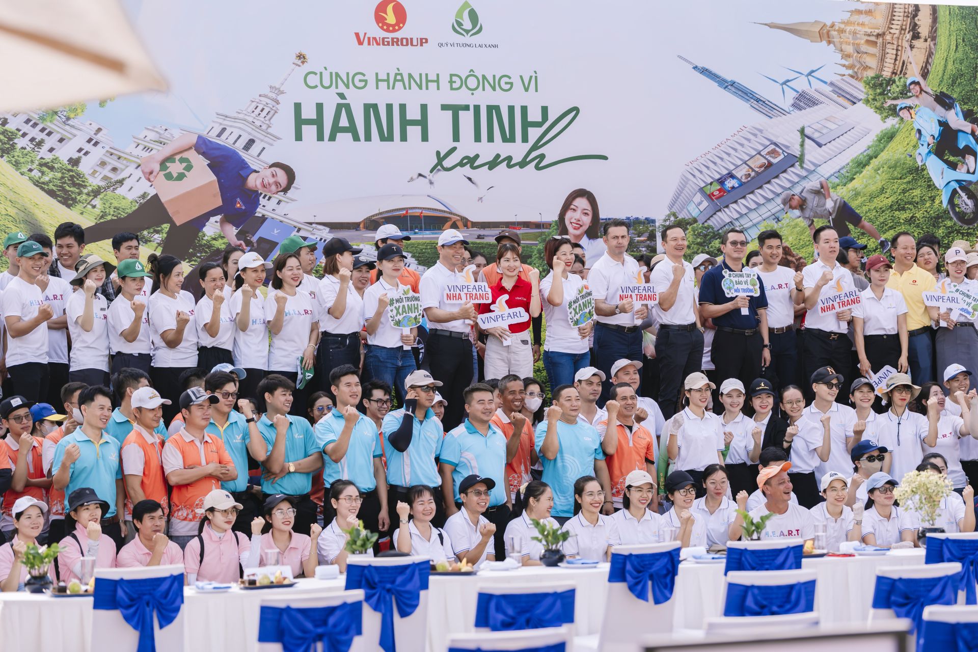 Tại Kh&aacute;nh H&ograve;a, gần 540 t&igrave;nh nguyện vi&ecirc;n chung tay l&agrave;m sạch khu vực C&ocirc;ng vi&ecirc;n Tuệ Tĩnh (phường Nha Trang), kh&ocirc;ng gian c&ocirc;ng cộng ven biển nằm tại trung t&acirc;m th&agrave;nh phố Nha Trang. Trong kh&ocirc;ng kh&iacute; s&ocirc;i nổi của ng&agrave;y ra qu&acirc;n, c&aacute;c lực lượng đ&atilde; t&iacute;ch cực thu gom r&aacute;c thải, chỉnh trang cảnh quan v&agrave; g&oacute;p phần giữ g&igrave;n m&ocirc;i trường biển xanh, sạch, đẹp.